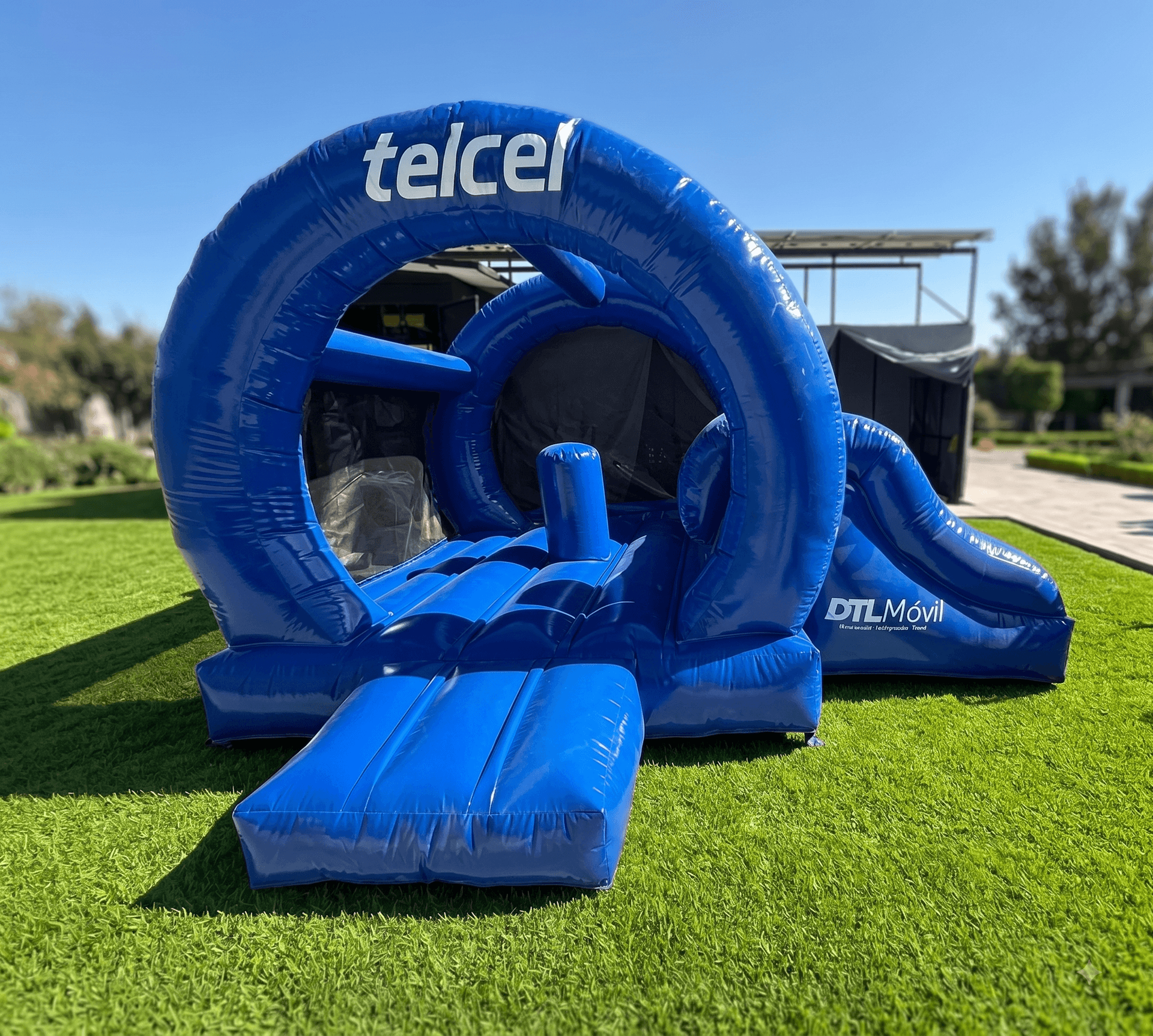 Brincolín con marca Telcel para evento DTL Móvil